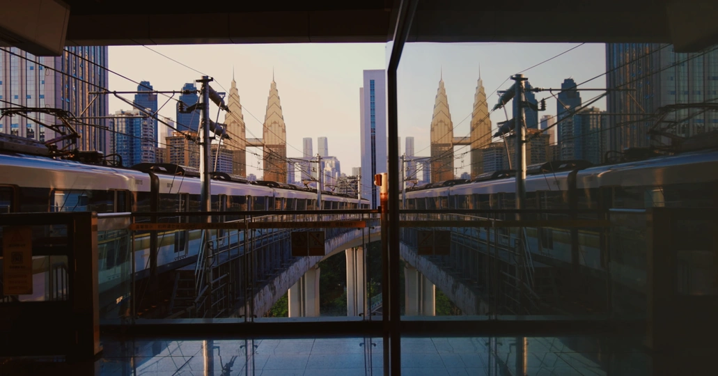 火车在大窗户上的倒影