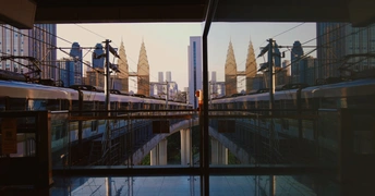 火车在大窗户上的倒影