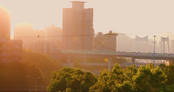 夕阳下的城市 高楼和一座桥