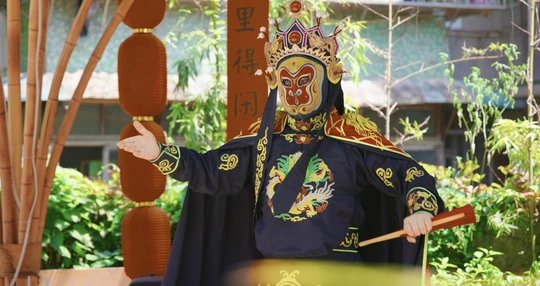 一个穿着 costumes 的人 拿着 雨伞 的雕像