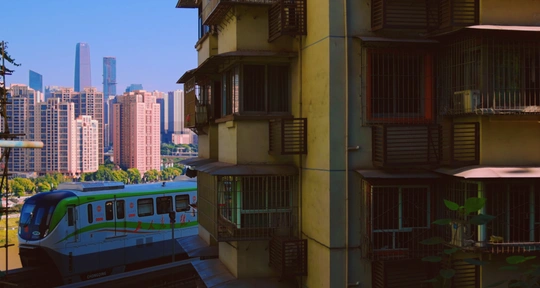 沿着高楼大厦旁边的轨道有一列车