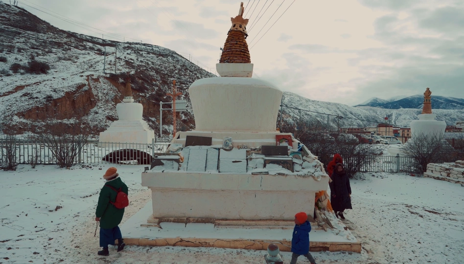 一群孩子在冬天在佛塔前玩耍