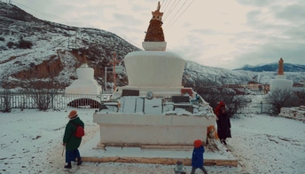 一群孩子在冬天在佛塔前玩耍