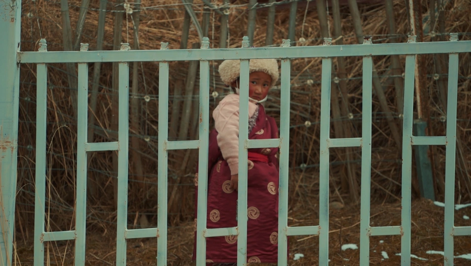 一位妇女和一名儿童站在一扇门后面