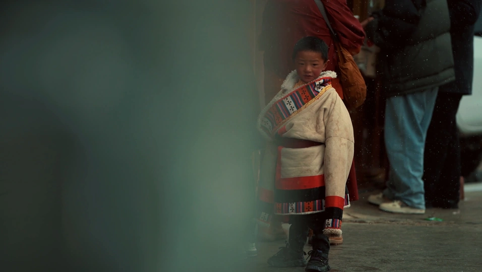 一个小女孩和一个年轻男孩站在街上