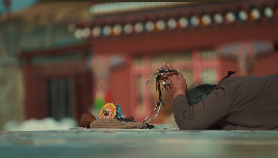 在寺庙前的一个男人拿着一个玩具