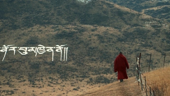 站在山丘上的人 背景是山脉。