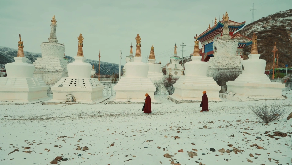 僧人在佛教寺庙穿越雪地