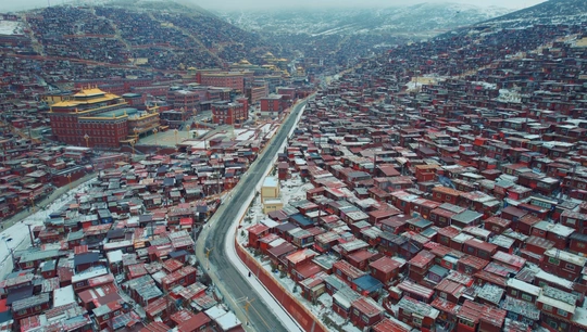 冬季一个小镇的 aerial photo 带有公路和建筑
