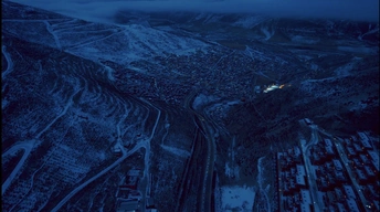 城市和山夜景的 aerial photo