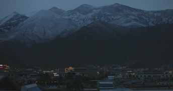夜晚的城市和背景中的山脉