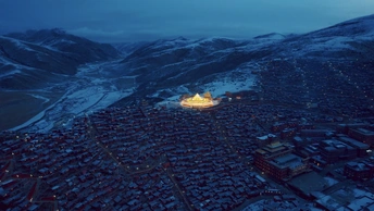 夜晚被雪山环绕的城市