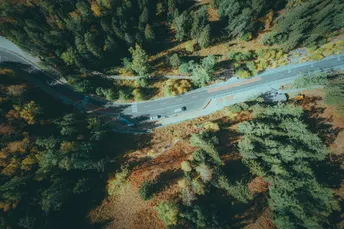 森林中的空中道路 有树木和山脉。