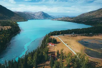 美丽的蓝色湖泊被群山环绕