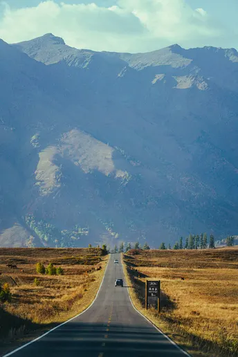 背景有山的一条路