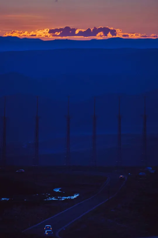夕阳西下 远处群山 高速公路上疾驶的汽车。