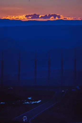 夕阳西下 远处群山 高速公路上疾驶的汽车。