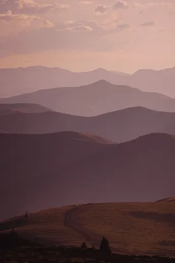 夕阳西下 山巅的太阳正在落下