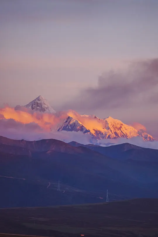 黎明时分 太阳照亮了山峦