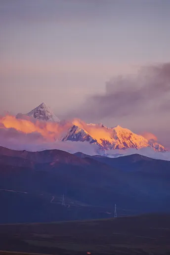 黎明时分 太阳照亮了山峦