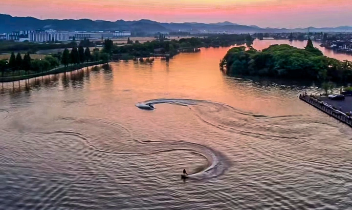游龙戏鉴湖