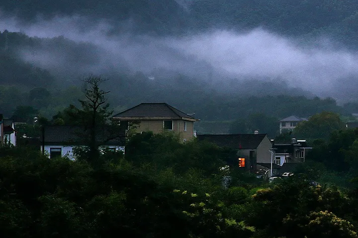 山村晨雾
