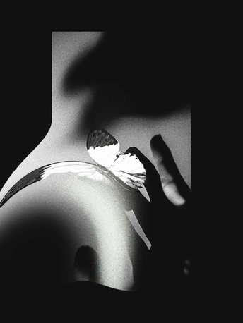 一个人手里拿着叉子和刀子在光的阴影中