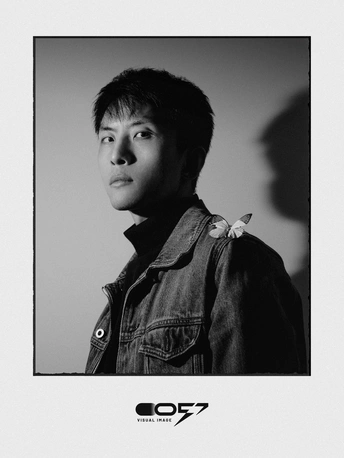 一张黑白照片 一个年轻男子穿着牛仔裤夹克在室内拍照