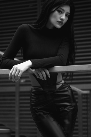 一张年轻女子摆姿势的黑白照片
