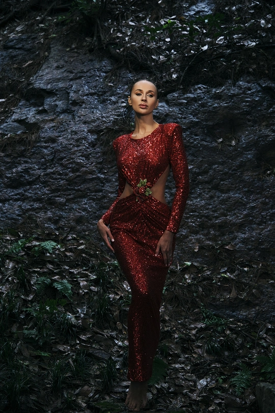 穿红裙子的模特站在自然环境中 旁边也有一个穿红裙子的人。