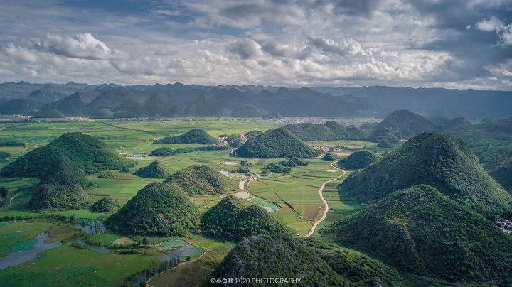 鸟瞰群山，湖泊峰林。