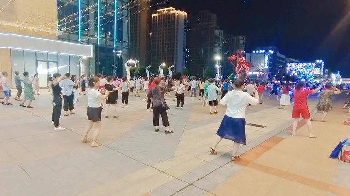 舞出美丽 跳出健康 广场舞成吉安夜色中的一道风景