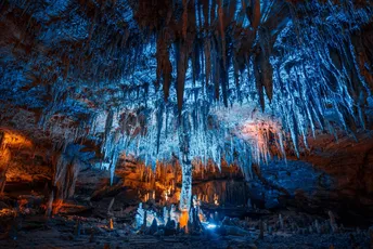 洞穴被蓝色灯光照亮了