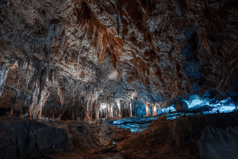 一个内部有蓝色光的洞穴