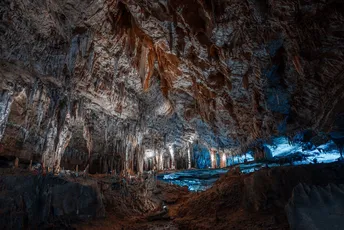 一个内部有蓝色光的洞穴