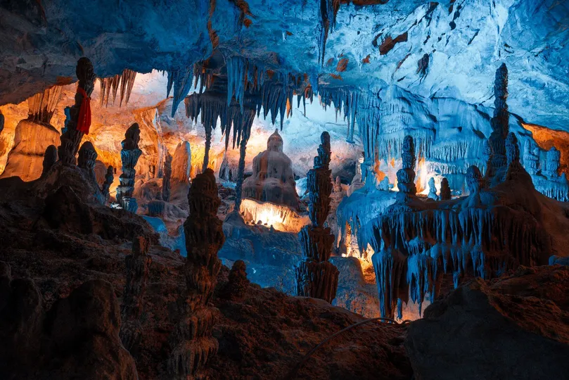 一个内部有蓝色光的洞穴