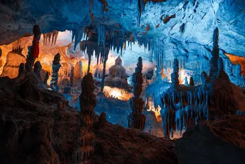 一个内部有蓝色光的洞穴