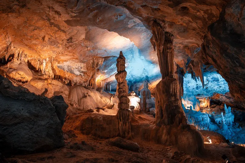 洞穴内部有蓝色灯光