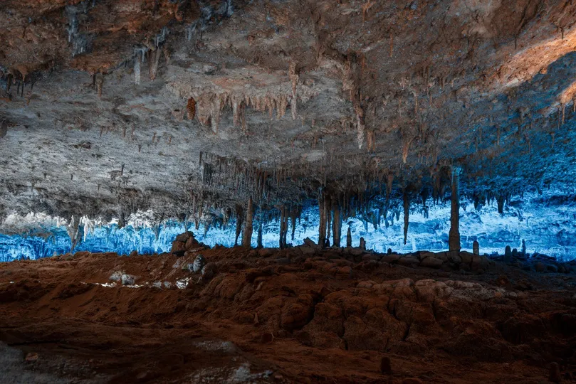 一个内部有蓝色光的洞穴