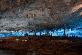 一个内部有蓝色光的洞穴