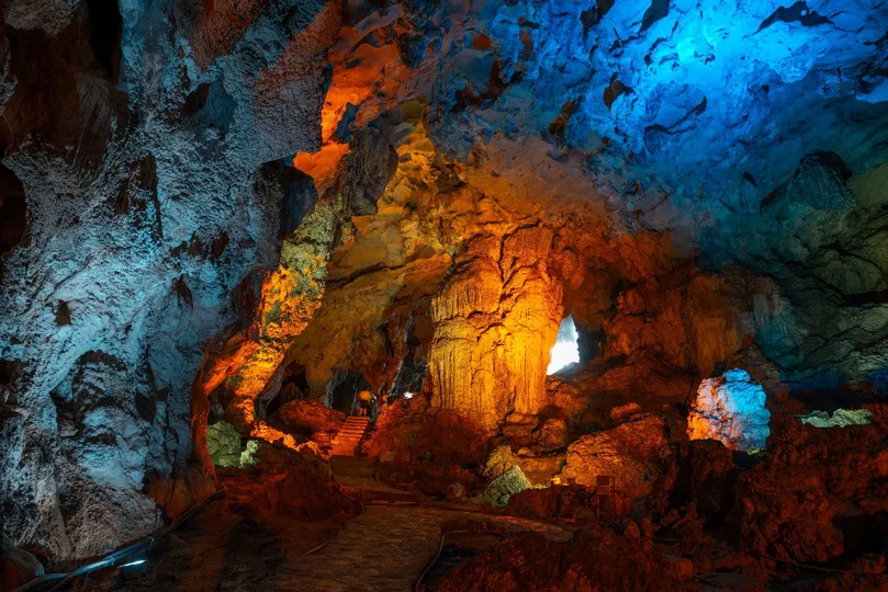 洞穴内部有蓝色灯光