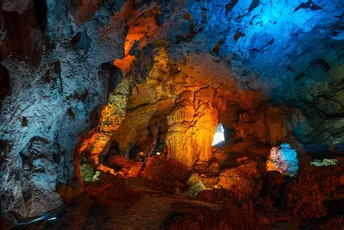 洞穴内部有蓝色灯光