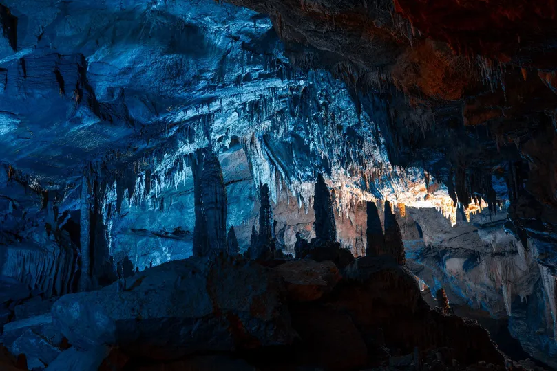 一个内部有蓝色光的洞穴