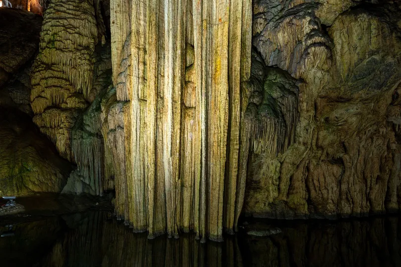 巨大的石柱和天花板上形成的洞穴