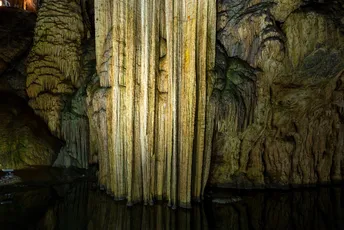 巨大的石柱和天花板上形成的洞穴