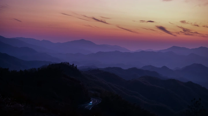 驶在山间