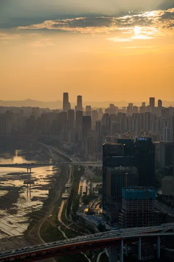 河岸边的城市落日