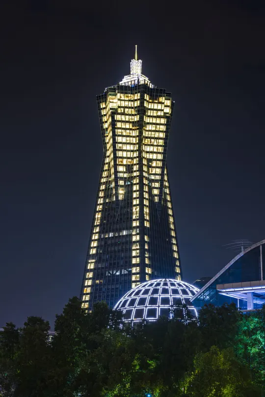 城市中一座高楼在夜晚被点亮了。