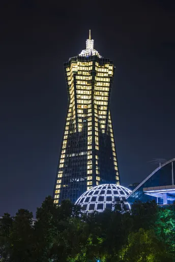 城市中一座高楼在夜晚被点亮了。