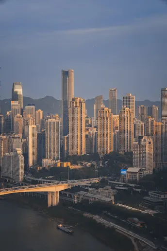 沿着河流的大城市 有高大的建筑和摩天大楼。